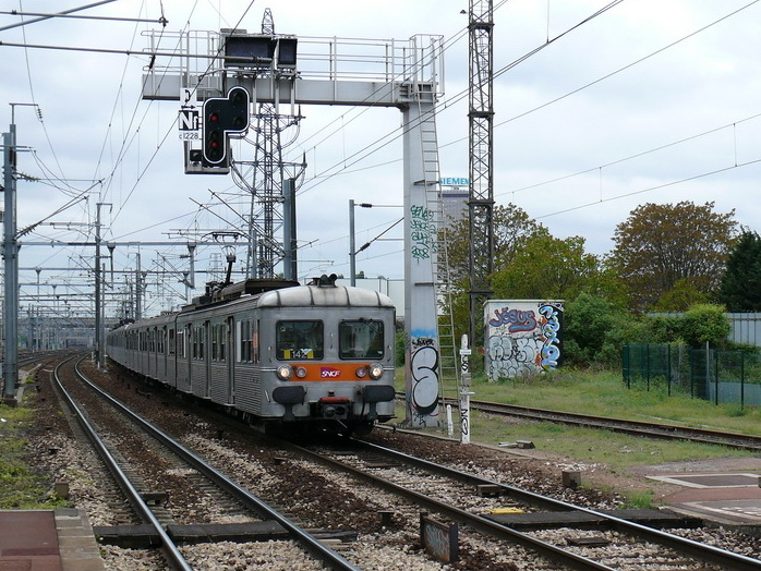 Noch immer lassen sich auch alte Inox-Triebzge im Pariser Nahverkehr ablichten.
Hier fhrt die Doppeltraktion SNCF Z6142+Z6173 (aus der Wechselstromreihe Z6100) aus Paris kommend in Saint-Denis ein.
06.05.2009