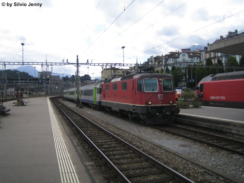 Noch immer ist die SBB Cargo Re 4/4'' 11252 an die bls vermietet und erreicht am 13.8.08 mit einem EW3 aus dem Entlebuch den Bahnhhof Luzern
