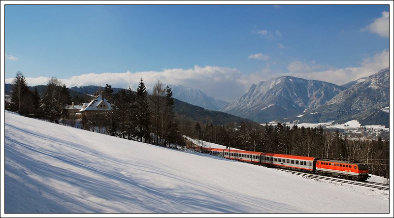 Noch immer sieht man die Reihe 1142 im hochwertigen Schnellzugverkehr, so wie hier am 21.3.2009 mit dem OIC 259 von Wien nach Maribor (Marburg), welchen sie bis zum Grenzbahnhof Spielfeld-Stra bespannt hat. Die Aufnahme zeigt den Zug bei der Bergfahrt der Semmering Nordrampe beim Verlassen des Steinbauer-Tunnel mit Blick auf die Rax.