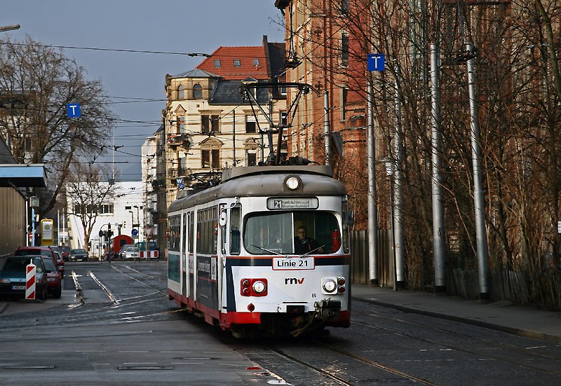 Noch immer werden in Heidelberg die alten Straenbahnwagen vom Typ GT 8 eingesetzt. Wagen 85 ist ein ehemaliges Fahrzeug der OEG und konnte am 13. Februar 2009 als Linie 21 zum Bismarckplatz in der Nhe des Heidelberger Hauptbahnhofs aufgenommen werden.
