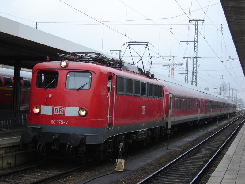 Noch kann man Einheitselloks in N�rnberg antreffen,so auch am 23.3.05 die mit Einzellampen best�ckte 110 175,die mit RE4143 auf die Ausfahrt Richtung Augsburg wartet.