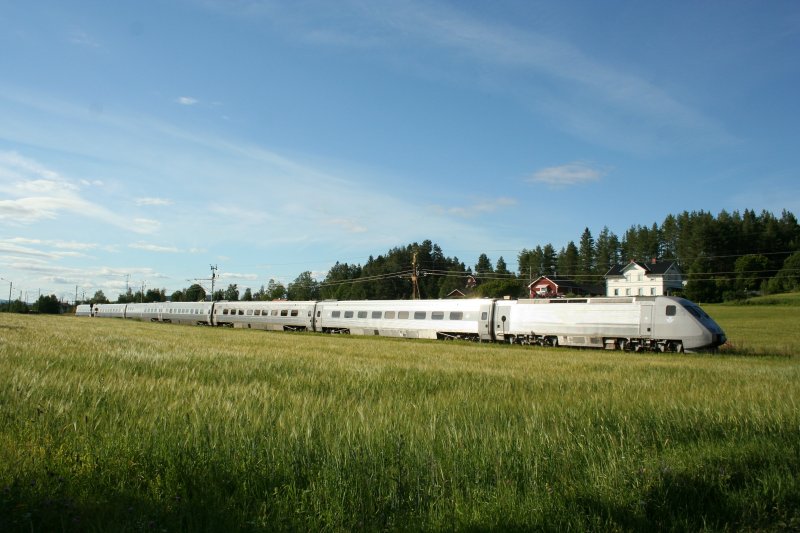 Noch kein halbes Jahr her und schon wieder Geschichte.
SJ X2 2001 auf der Fahrt nach Stockholm am 28.7.2008 in Torpshammar.
Der Zug wurde mangels Auslastung (durchsschnittlich 2 Personen zu wenig) nach einem Probebetrieb wieder eingestellt.