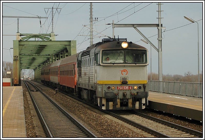 Noch kommen die tschechischen Taucherbrillen regelmig nach Wien. 754 035 mit dem ER 2527  Carpatia  von Bratislava hl.st. nach Wien nach der Querung der Donau, aufgenommen bei der Durchfahrt der Haltestelle Praterkai am 28.1.2007.