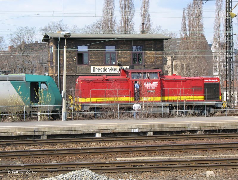 Noch eine kurze Absprache zwischen den Lokfhrern dann trennen sich nacheinander beide Triebfahrzeuge vom Zug und rcken auf unterschiedliche Gleise vor - Dresden-Neusatdt, 07.04.2006
