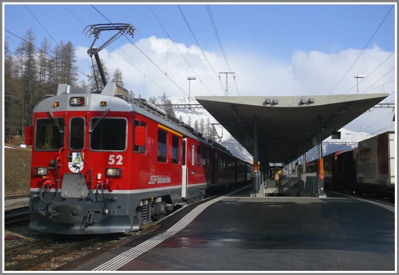 Noch lacht die Sonne als wir in Pontresina den R1617 mit ABe 4/4 III 52  Brusio  nach Ospizio Bernina besteigen. (23.04.2009)