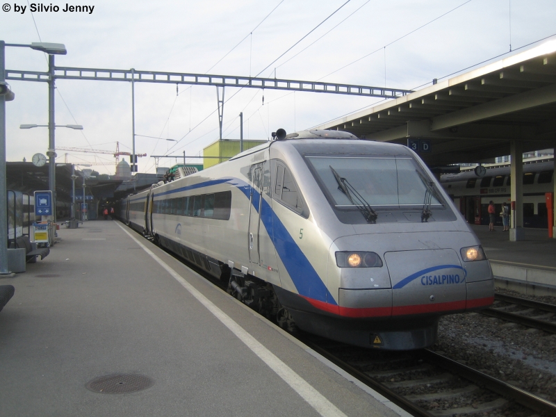 Noch lchelt der ETR 470 005 am 17.6.09 in Zrich HB. Er wird nacher als CIS 13 nach Florenz fahren. Allerdings mit abgeschalteter Neigeeinrichtung. Dies fhrte dazu, dass der Zug bereits in Bellinzona 20 Minuten Versptung aufweiste (whrend der mit einem ICN gefhrte Entlastungszug pnktlich war).