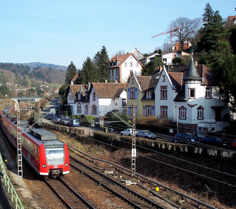 Noch eine lange Reise hat dieses Quitschiedoppel, angefhrt von 425 212, als S1 von Osterburken nach Homburg (Saar) HBF vor sich, als ich sie am 23.02.2008 bei Heidelberg Karlstor erlegen konnte. Die S1 der S-BahnRheinNeckar verbindet den Odenwald mit der Saar und ist mit einer Fahrzeit von ber 3 1/2 Stunden die lngste S-Bahnstrecke in Deutschland.