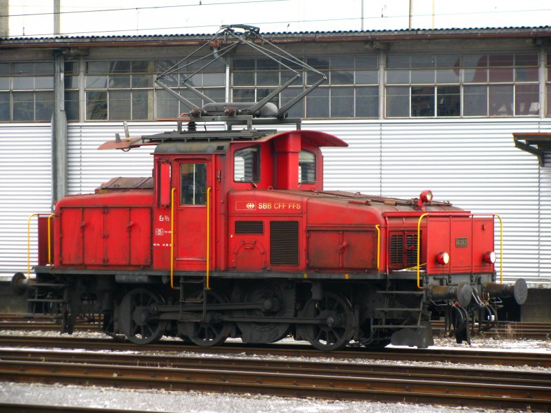 Noch leben die Ee 3/3: Diese Loks wurden von 1928 bis 1966 in sieben Serien gebaut. Die erste Serie ist bereits ausrangiert. Die 16362 hier auf dem Bild ist stammt aus der dritten Serie und wird wohl im Laufe der nchsten Jahre ebanfalls ausrangiert. Romanshorn, 14. Februar 2008