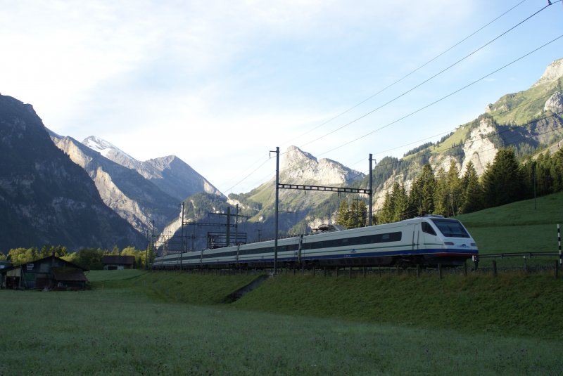 Noch liegt der Talboden um Kandersteg in tiefem Schatten, als der Cisalpino ETR 470 am 24. August 2007 um 8:30 Uhr diese Stelle bei Kandersteg passiert.