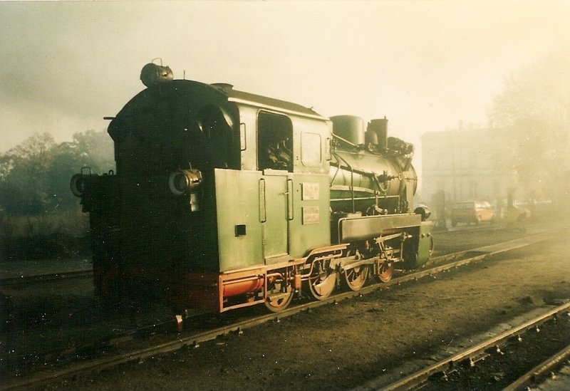 Noch im Morgennebel eingehllt stande an einem Augustmorgen 1997 Lok Mh 52 in der ffentlich frei zugnglichen Einsatzstelle Putbus.