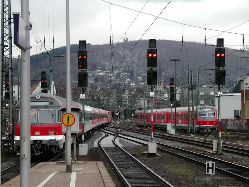 Noch nie erwischt habe ich ein Lichtsignal mit doppeltem Signalbild. Das dritte LS von links zeigt im Moment der Aufnahme
HP00+HP2. Hagen Jan.2005