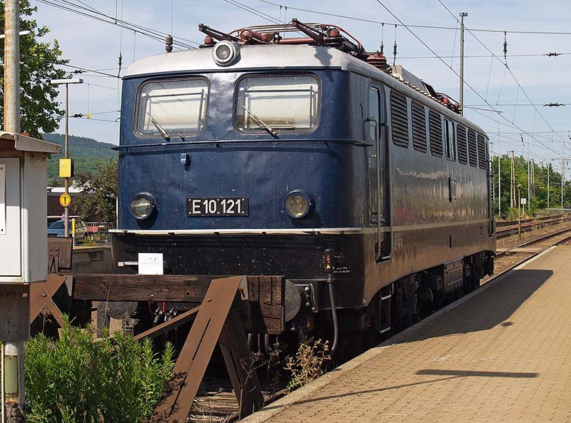 Noch -oder wieder- mit der Baureihenbezeichnung des Lieferzustandes prsentiert sich E10 121 am 10.06.2006 in Trier Hbf. Fr meinen Geschmack deutlich attraktiver als die aktuellen Loks, auch wegen der Farbgebung