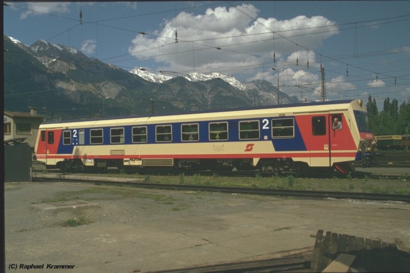 Noch recht neu war der 5047 028-5, als er sich Anfang der 90er in Innsbruck vor der ansehnlichen Gebirgskulisse prsentierte.