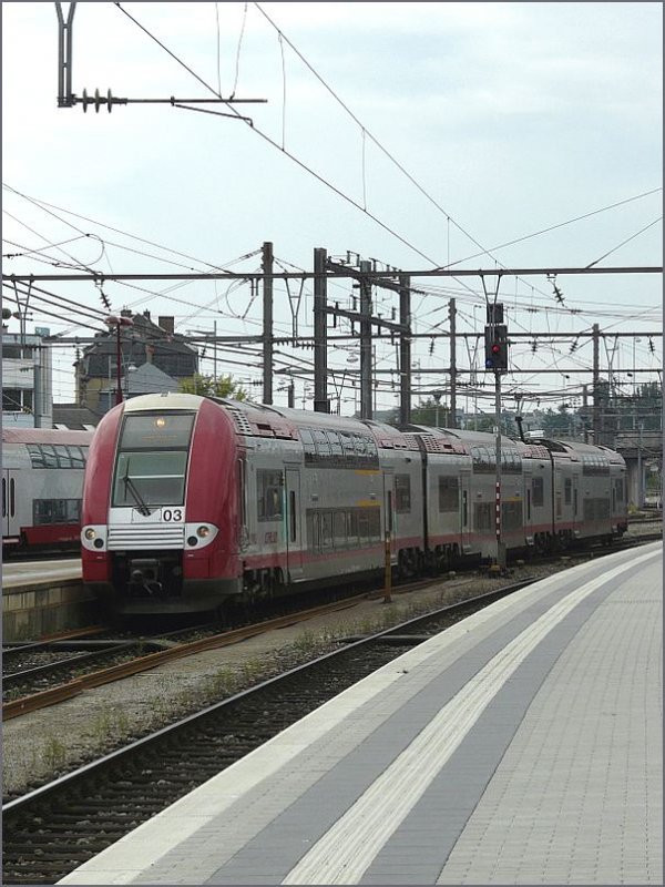 Noch eine Seltenheit sonntags im Bahnhof von Luxemburg. Triebzug 2203 kommt am 17.08.08 vom Abstellgleis, um spter nach Nancy zu fahren. (Jeanny) 