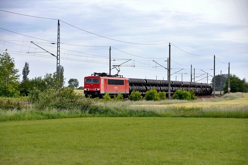 Noch sieht das alles recht gerade und waagerecht aus, aber so langsam sollten sich die Geologen doch Sorgen machen warum die Insel R�gen eine �stliche Schlagseite hat! In Mukran gibt es bald keinen Bahnhof mehr, nur noch  R�hren ! Ein weiterer Zug damit gezogen von 155 081 am 06.06.09 bei Rambin.