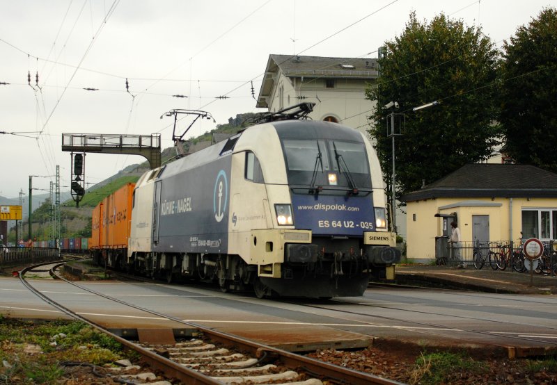 Noch im Siemens Dispolok-Design, aber mittlerweile Eigentum von MRCE, verleast an die Wiener Lokalbahnen: ES 64 U2 035 alias 182 535. Hier bei der Durchfahrt des Bahnhofes Rdesheim. 10.09.09