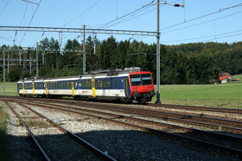 Noch sind die klassischen NPZ-Zge in der Westschweiz Haupttrger des SBB-Regionalverkehrs; Im Bild der Regionalzug R 4533 (Romont - Yverdon) mit RBDe 560 112 in Chnens.