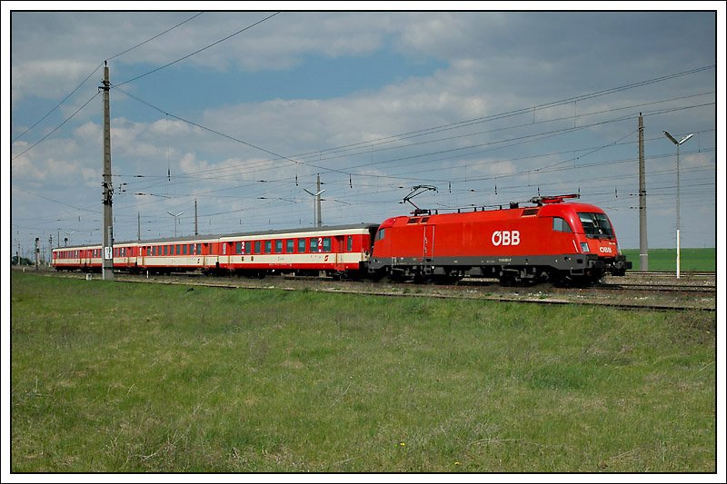 Noch sind die Schlieren im Einsatz. 1116 001 bespannte am 13.4.2008 den ER 9435 von Wien S�dbahnhof nach Gy�r. Die Aufnahme entstand bei der Durchfahrt in Gramatneusiedl.
