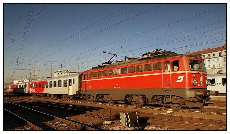 Noch so ein Kuriosium. S5 von Graz nach Spielfeld-Stra am 21.1.2008 bei der Ausfahrt aus Graz Hbf. Von Bruck bis Graz hat dieser Zug die Bezeichnung S1. Bespannt war der Zug mit einer der wenigen noch existierenden Altlack 1142, nmlich 1142 567.
