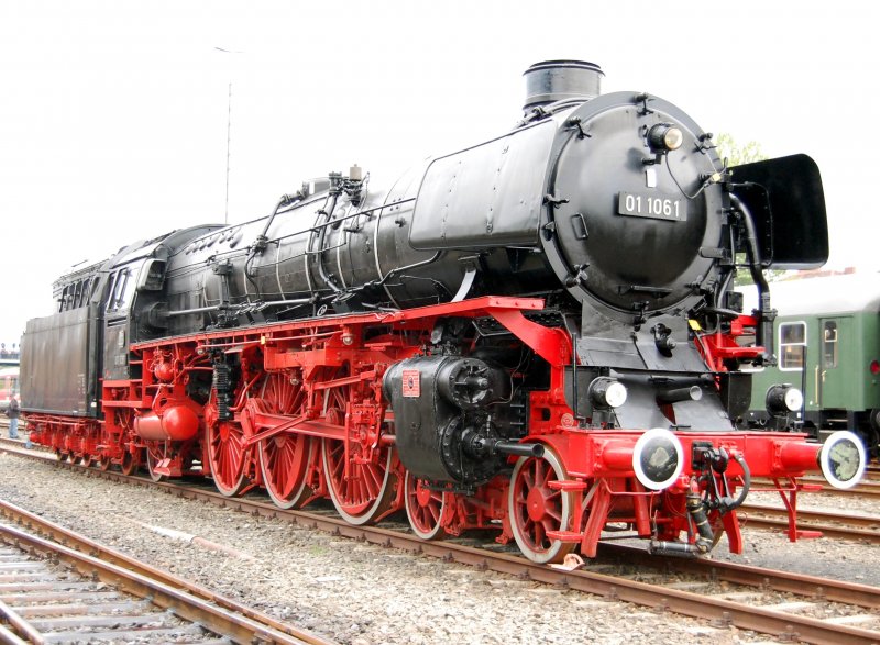 Noch so ein strahlender Dampfer, die 01 1061. Sie glnzt wie gelt auf dem Museumsgelnde