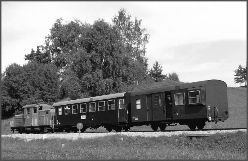 Noch so ein Zug, der vermutlich nichts zur wirtschaftlichen Gesundung des Unternehmens beigetragen hat. Personenzug aus Gross Gerungs kurz vor Weitra mit doppelt soviel Personal wie Passagiere. (Archiv 09/75)