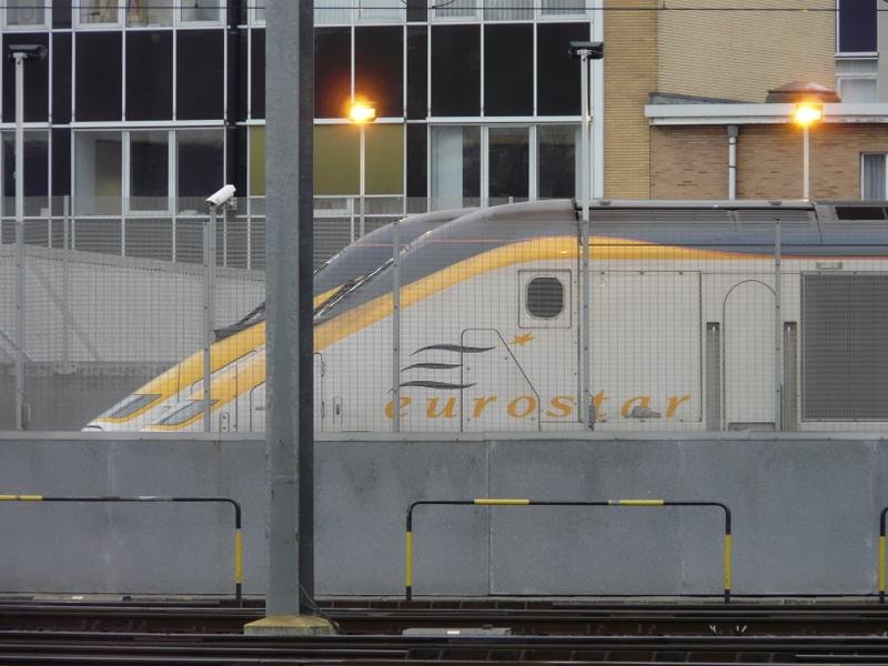 Noch stehen die 2 Eurostar gut bewacht und beleuchtet in ihrem Kfig im Bahnhof Bruxelles Midi am 07.03.08.