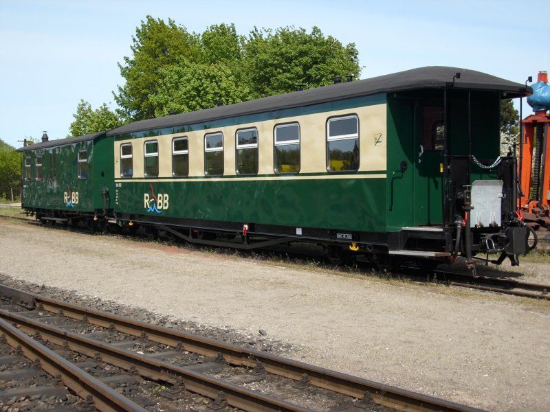 Noch tragen nicht alle Wagen das neue Logo vom Rasenden Roland.Am 14.Mai 2009 standen in Putbus ein Gep�ck-und ein Reisezugwagen mit dem neuen Logo abgestellt.