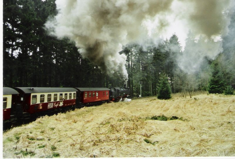 Noch um die Kurve dann kann man die Lokomotive hinter der Ausfahrt des Bahnhofs Drei Annen richtig arbeiten h�ren. 3.April 2007, Zuglok 99 7238