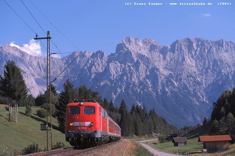 Noch vergangenes Jahr 110 173, heute nur noch Quietschies und 111er mit Wendez�gen:
Bis zum Fahrplanwechsel 12/03 pr�gte noch die Baureihe 110 im Karwendel das Bild vor den Regionalbahnen, festgehalten am 24.8.03 in Klais.