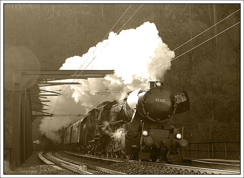 Noch eine Version des Sdz R 16751 von Graz nach Obdach am 1.12.2007 bei der Ausfahrt aus dem 400 Meter langen Kugelstein-Tunnel nach Peggau-Deutschfeistritz. Diesmal etwas spter abgedrckt und auf alt getrimmt.