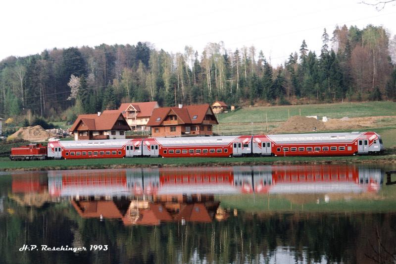 Noch vor der offiziellen Vorstellung wurden die neuen Doppelstockwaggons der GKB im Planverkehr eingesetzt: Auf dem Foto ist der allererste Planzug mit Doppelstockwaggons bei den Kressteichen kurz nach Deutschlandsberg zu sehen (Fr�hjahr 1993)