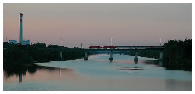 Noch vor Sonnenaufgang am 26.8.2007 - EC 370 von Wien nach Aarhus in D�nemark bei der Querung Neuen Donau in der Wiener Lobau.