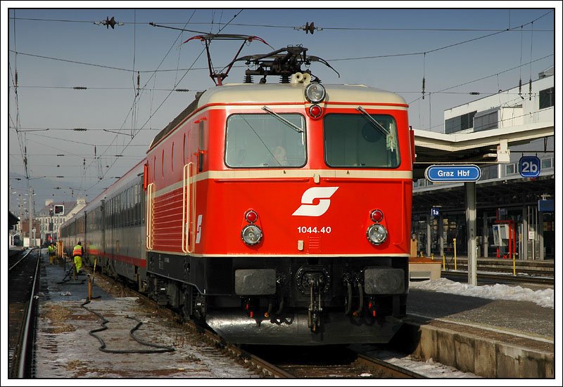 Noch vor Weihnachten 2007 trat 1044.40 nach einer Teilausbesserung im TS Werk Linz in Ursprungsausfhrung aus. Am 9.1.2008 bespannte sie den OEC 555  SUPERFUND  von Wien Sdbahnhof nach Graz Hbf. Die Aufnahme zeigt den Zug nach der Ankunft am Zielbahnhof in Graz. 