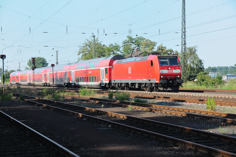 Noch waren die Temperaturen ertr�glich an diesem Morgen... jetzt w�rden wir uns wieder �ber 25 Grad und mehr freuen. Klimatisierter RE nach Frankfurt am Main auf der KBS 650, Ende Mai 2009.