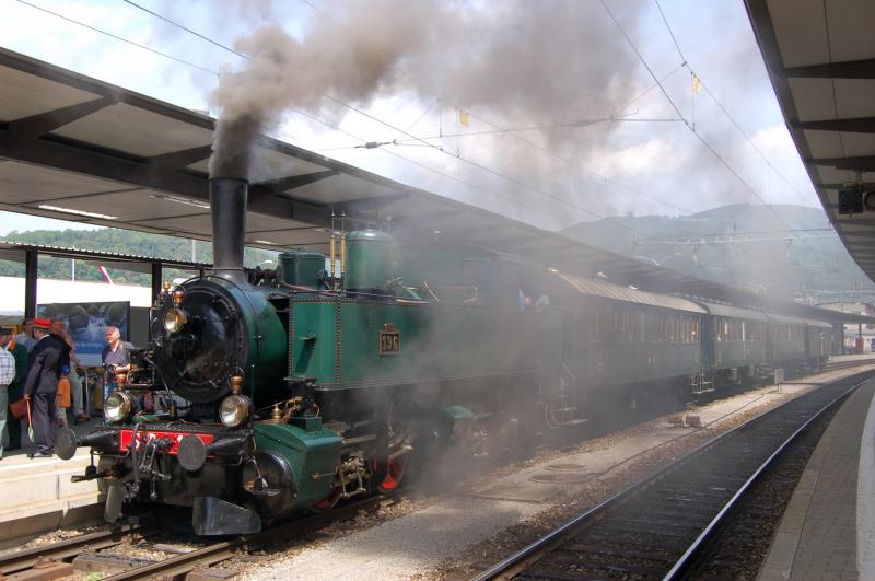 Noch wartet der Jubilums-Extrazug auf seine Ausfahrt, aber qualmen tut die Ed 2x2/2 No.196 schon mchtig. Bhf. Olten SO am 17.6.2006 