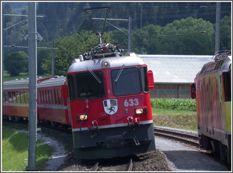 Noch eine Zugskreuzung aus dem Fenster beobachtet, dieses Mal in Castrisch. Das spezielle an diesem Bild ist, dass sich hier die jngste und lteste Lok der Gattung Ge 4/4 II begegnen. 611 Landquart (einzige mit Werbung) und die 633 Zuoz. (11.07.2008)