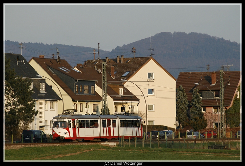 Noch zwei mal Anhalten - dann hat er die letzte Station seines Lebens/der Fahrt ereicht: Edingen OEG Bf. Der auf dem Bild gezeigte OEG 96 wurde in Edingen direkt hinter die Halle gefahren - B�gel runter, Baterien abgeklemmt. Bei Edingen West, 31. M�rz 2009.