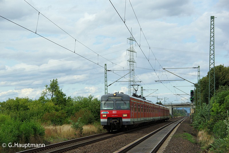 Noch zwei Stationen, dann haben 420 318 und 287 ihren Endbahnhof Riedstadt-Goddelau am 3.9.09 erreicht. Hier sind sie gerade bei Wolfskehlen unterwegs.