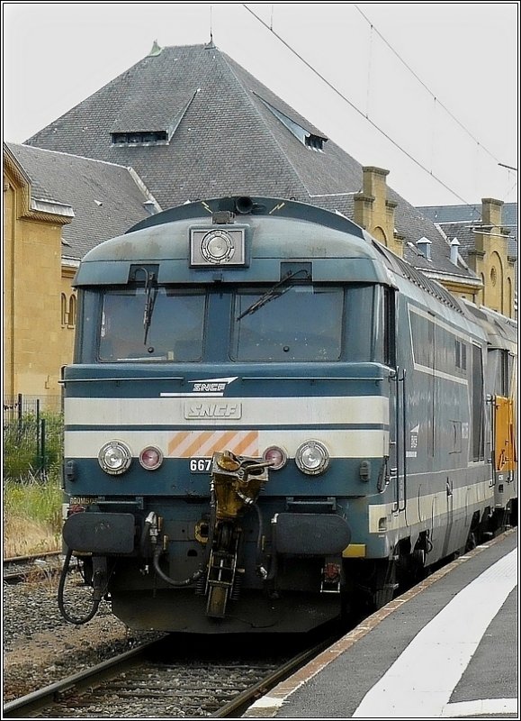 Noch eine zweite Streckendiesellok der BR BB 67000, diesmal in  gewhnlichem  Blau, stand am 22.06.08 im Bahnhof von Metz fr die Besichtigung der zahlreichen Gsten bereit. (Hans) 