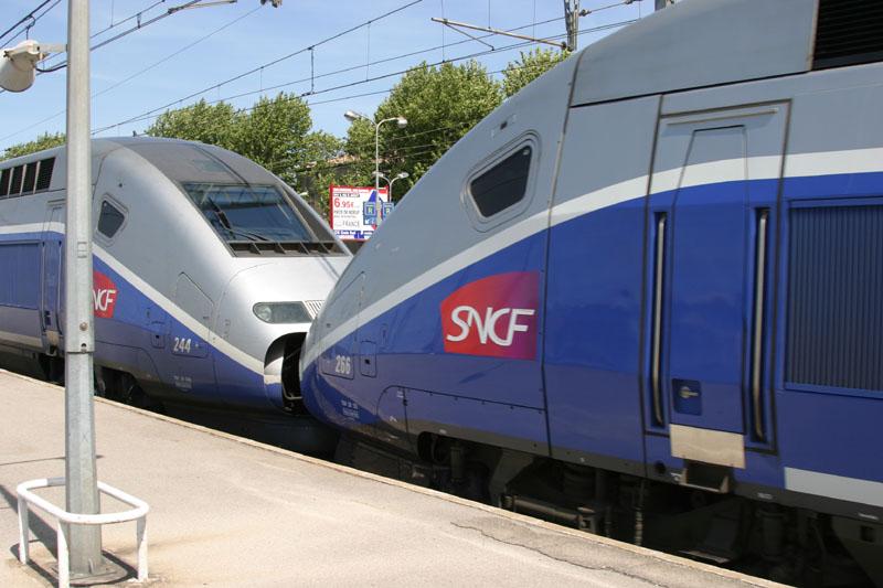 Nocheinmal TGV Duplex im Doppelpack bei der Ausfahrt aus Narbonne. Auch deutlich zu sehen das neue Logo der SNCF