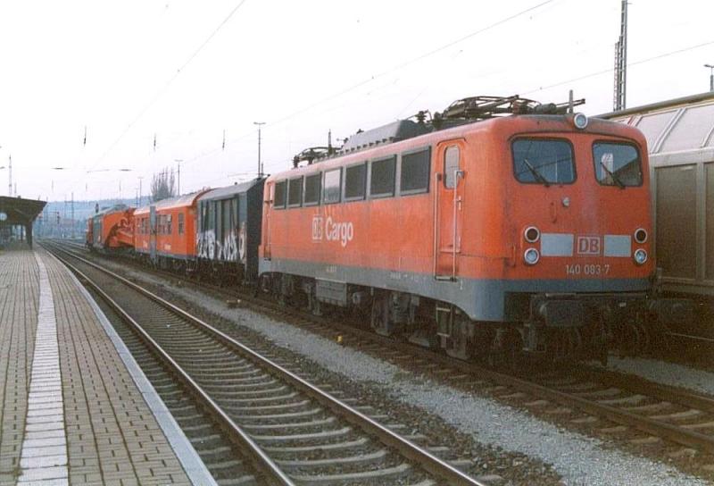 nochmal 140 083-7 am 17.03.2002 im Bhf Leinefelde,diesmal mit komplettem Zug (Uaai 838)