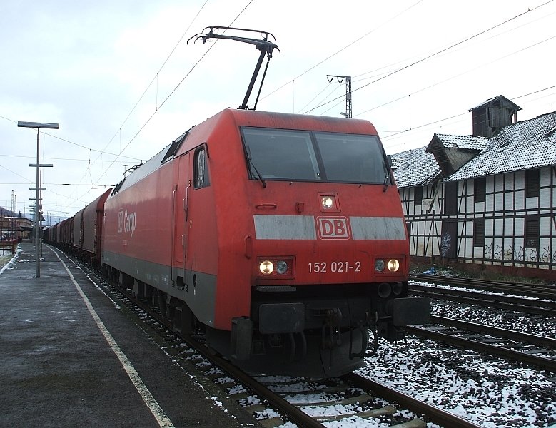 Nochmal 152 021 mit ihrem gem.Gz am Hp 0 in Kreiensen. 26.3.2008