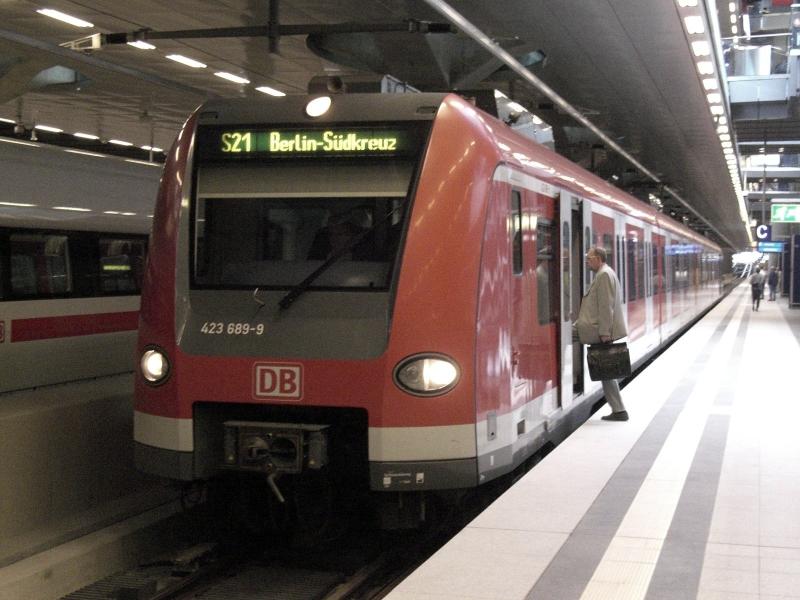 Nochmal 423 689-9, diesmal im Lehrter/Hauptbahnhof (Tief) richtung Sdkreuz zu sehen (08.06.06).