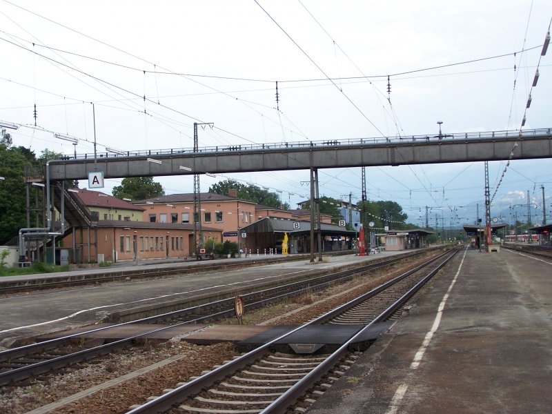 Nochmal die Ansicht vom Bahnsteig 2 Westansicht des Rosenheimer Bahnhofs mit Nebengebude und im Vordergrund der Kleppersteg der die Stadt mit dem sdlichen Stadtteil verbindet. Wer wei wielang er noch stehen wird? Aufgenommen am 25.05.07.