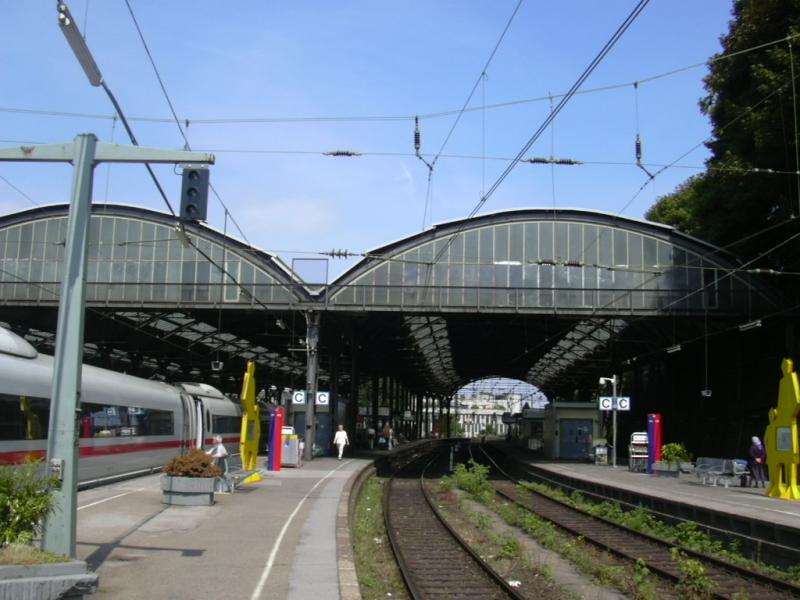 Nochmal die Bahnsteighallen vom Aachener Hbf. Rechts auf Gleis 6 der ICE von Frankfurt auf den Weg nach Brssel-Midi.
