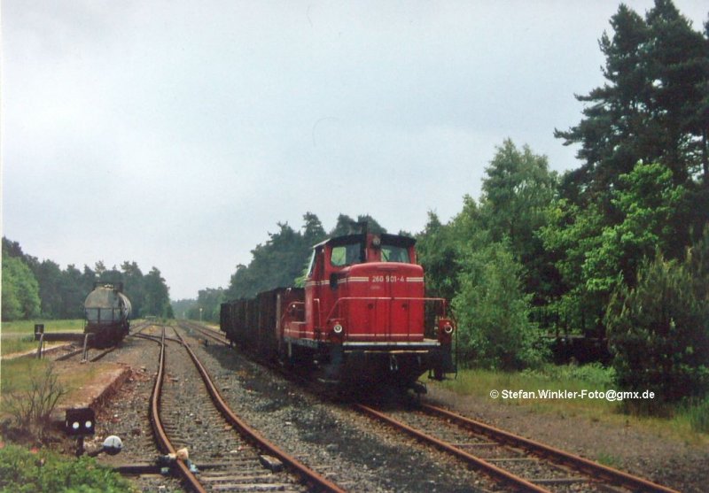 Nochmal die ehemalige Bahnlinie Celle - Schwarmstedt. Aufgenommen wurde Üg 68992 mit der 260 901 am 30.05.1983 im Bf. Hambühren. Dieser Bahnhof hatte Bedeutung wg. der im II. WK dort befindlichen Munitionsanstalt. Da gab es grosse Gleisanlagen, was ich leider erst jetzt richt erfuhr. Aus der  Muna  entstand später der Ortsteil Hambühren II,. wo aus Bunkern Wohnhäuser wurden. Sehr interessant!
Auf dem Foto sieht man rechts zwischen den Bäumen noch Rungenwagen stehen. In meiner Erinnerung waren da 2 Gleise versteckt. Das müssen die Übergabegleise von der Muna gewesen sein. Die hatte nämlich sogar eine eigene V 36, die dorthin geliefert wurde. Der ehem. Lokschuppen wurde nach dem Krieg in die dortige Bundeswehrkaserne intergriert. Inzwischen gibt es die auch nicht mehr, alles abgerissen.... Der Lauf der Zeit.....

Im Januar 2018 hatte ich eine mail-Nachfrage nach Bildern von der Allertalbahn, die bei mir versehentlich im Spam gelandet ist und pauschal mit allem gelöscht wurde. Bevor die Anzeige verschwand, konnte ich noch das Wort Allertalbahn lesen..... Bitte nochmal anmailen !