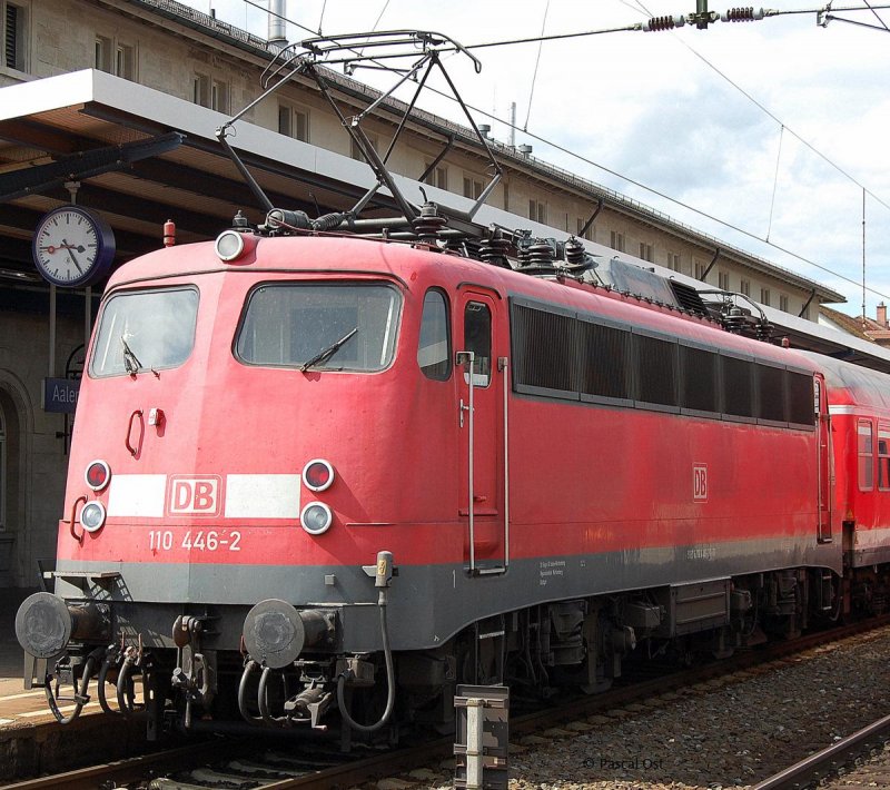 Nochmal ein Blick ins Archiv: in Aalen entstand am 25.7.2009 dieses Lokportrait der 110 446-2, welche auf Gleis 1 des oben genannten Bahnhofes mit einer RB nach Donauwrth auf den Abfahrtsauftrag wartet.