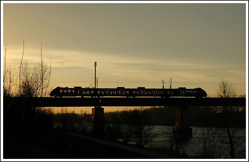 Nochmal Morgenstimmung in der Wiener Lobau. Triebwagen der BR 4024 bei der Querung der Donau am 9.12.2006.