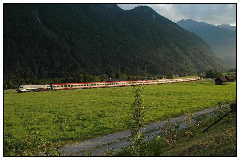 Nochmal eine RailJet Vordesignmaschine, wieder aufgenommen am 27.7.2007, diesmal kurz vor Braz auf der Arlberg Westrampe. 1016 034 mit dem OEC 165  Kaiserin Elisabeth  von Zrich Hbf. nach Salzburg Hbf. 