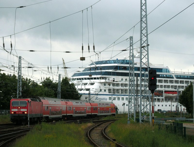 Nochmal die S-Bahn und MS Regatta, kurz vor der Einfahrt in den Bf Warnem�nde.
11.06.09